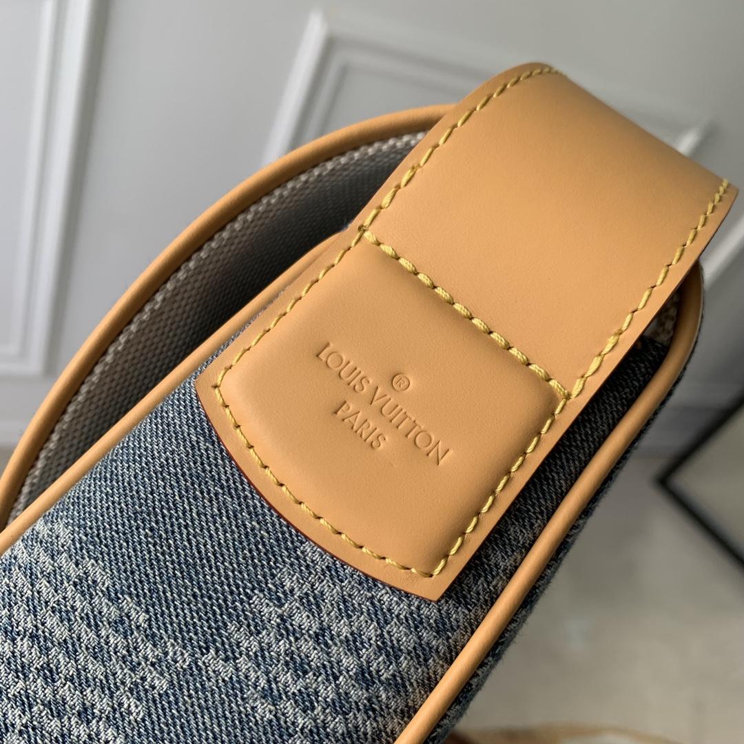 Louis Vuitton Montsouris Messenger MM   - everydesigner