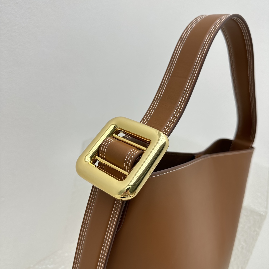 Jacquemus Le Regalo Leather Bucket Bag (30x33x14cm) - everydesigner