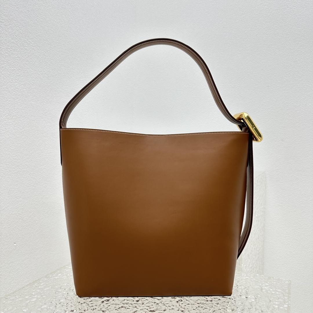 Jacquemus Le Regalo Leather Bucket Bag (30x33x14cm) - everydesigner