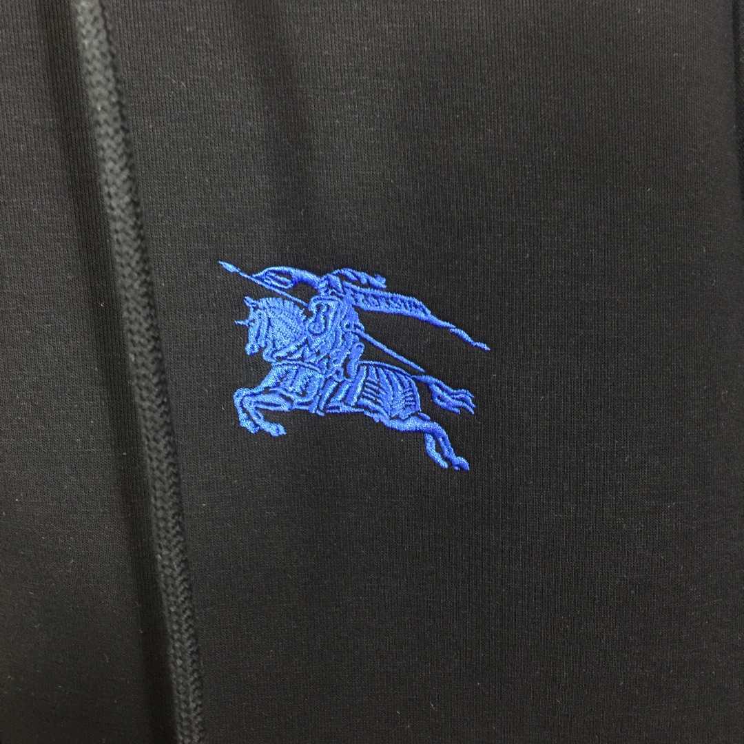 Burberry Tracksuit  - everydesigner