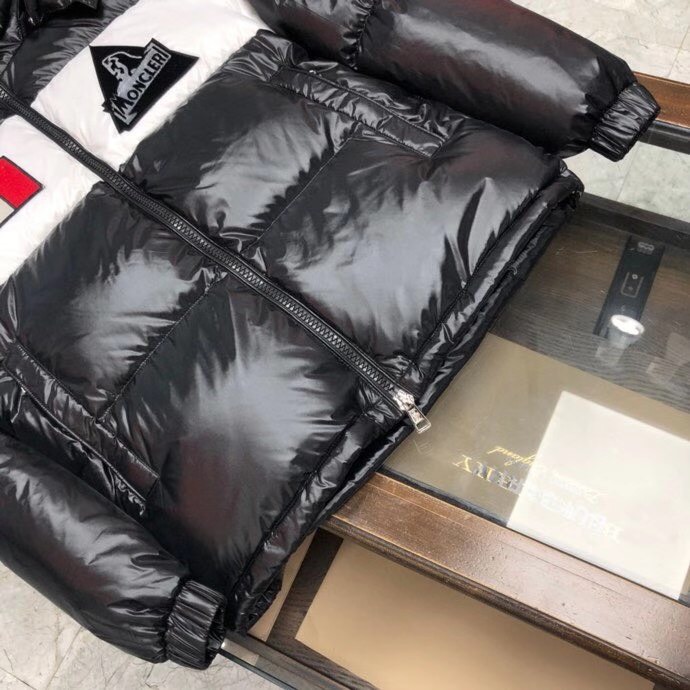 Moncler Logo Patch Padded Jacket - everydesigner