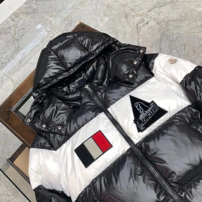 Moncler Logo Patch Padded Jacket - everydesigner