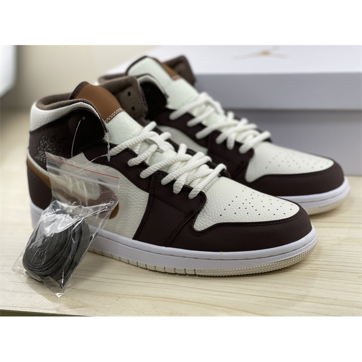 Jordan  AJ1 Mid Sneaker DO6699-200 - everydesigner