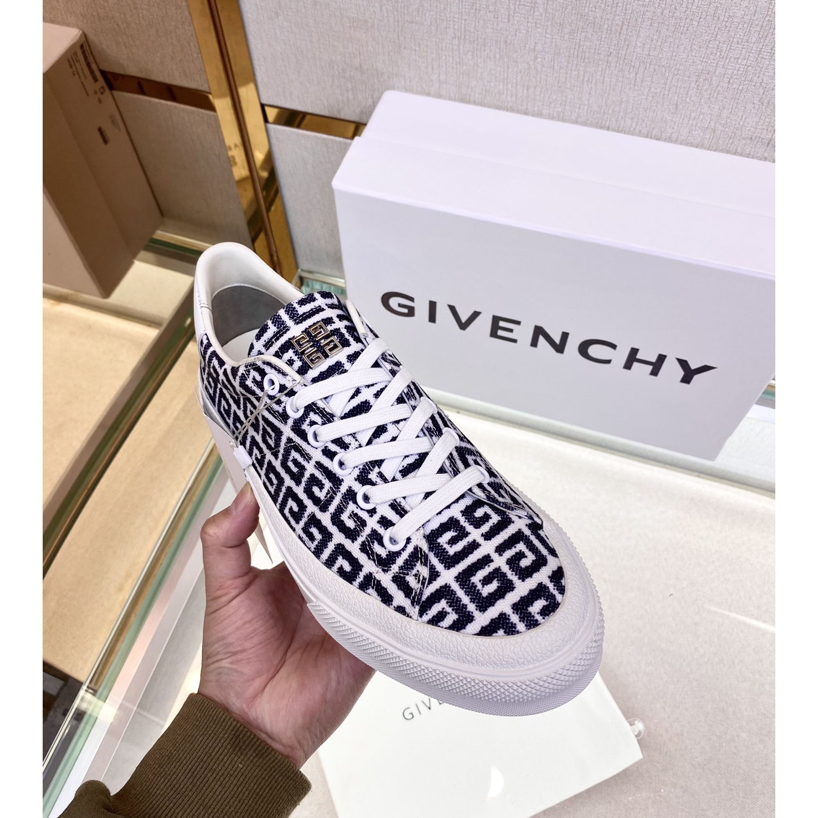 Givenchy Logo Print Low-Top Sneakers - everydesigner