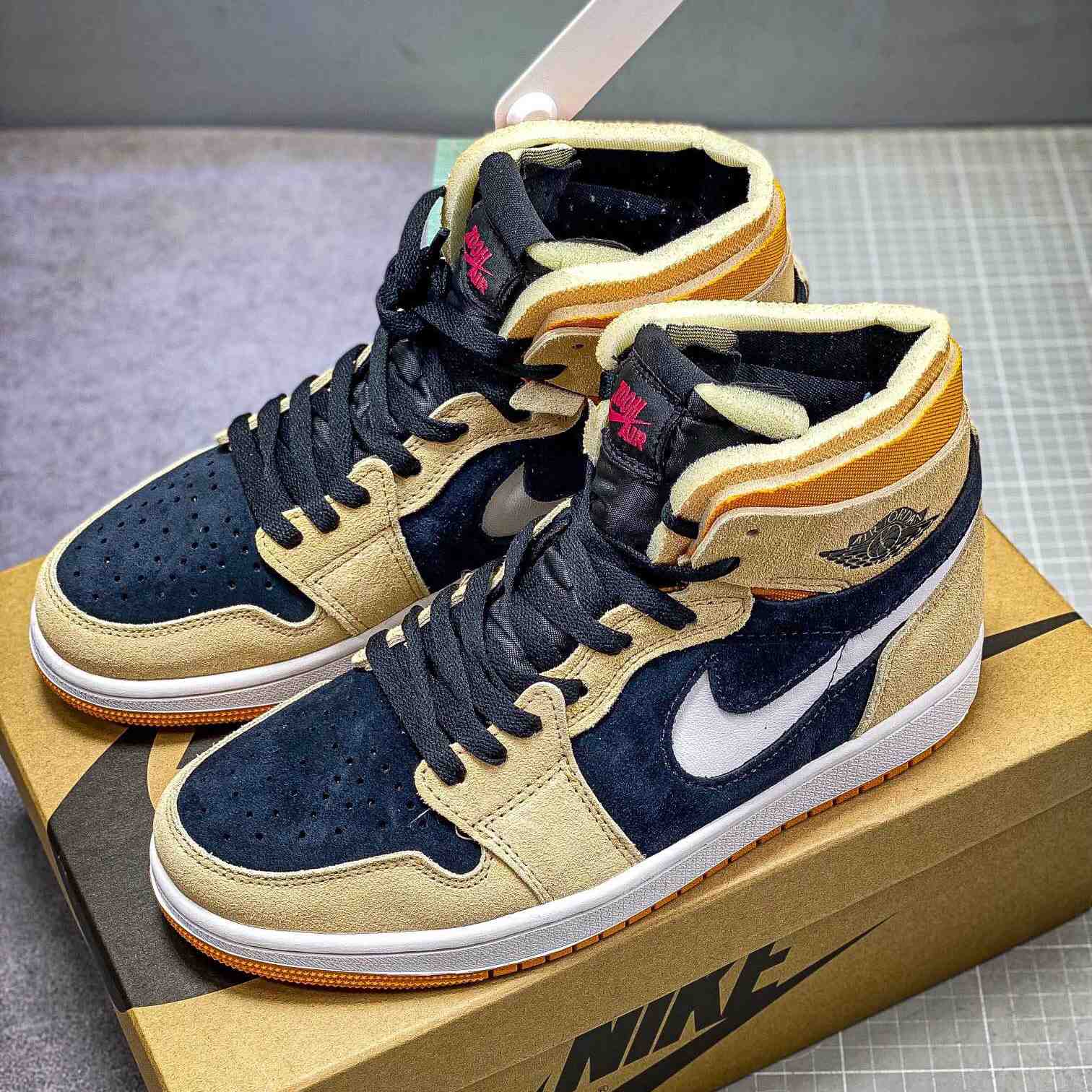 Air Jordan 1 Zoom CMFT AJ1  Sneaker    CT0978-200 - everydesigner