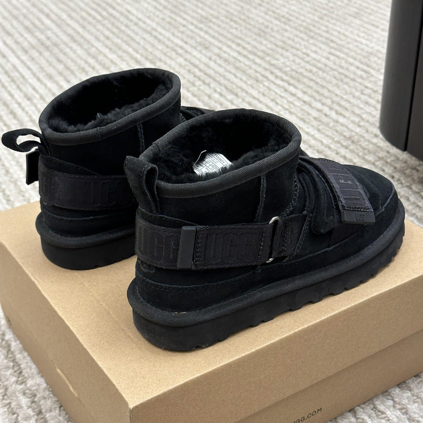 Ugg Logo Boots - everydesigner