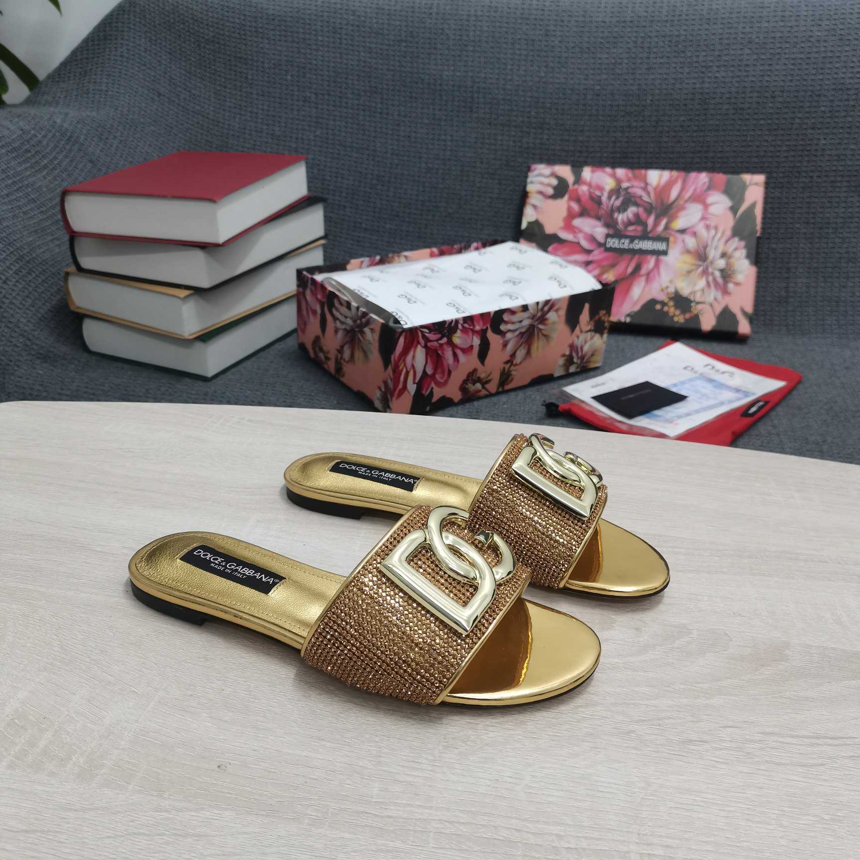 Dolce & Gabbana DG Logo Sandal - everydesigner