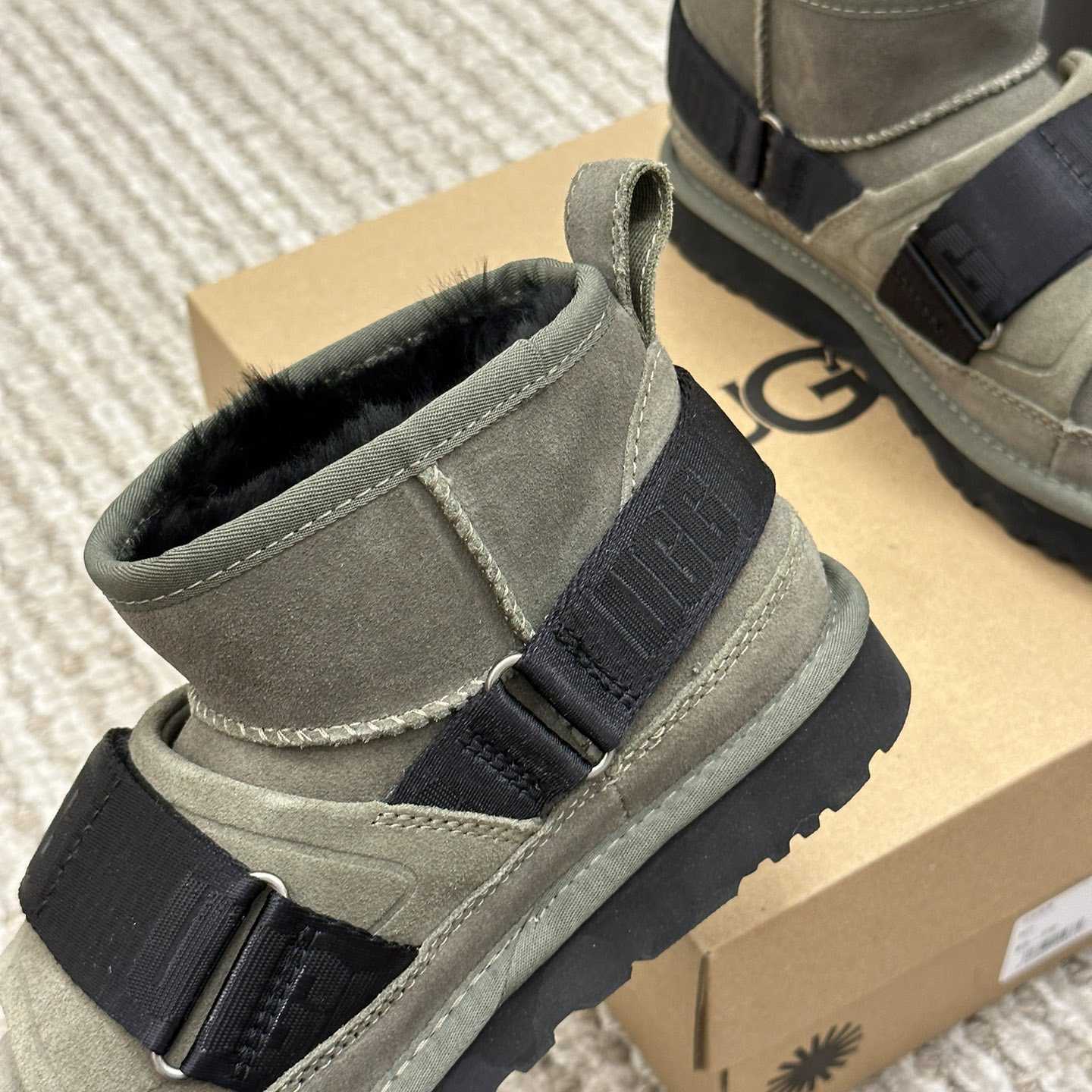 Ugg Logo Boots - everydesigner