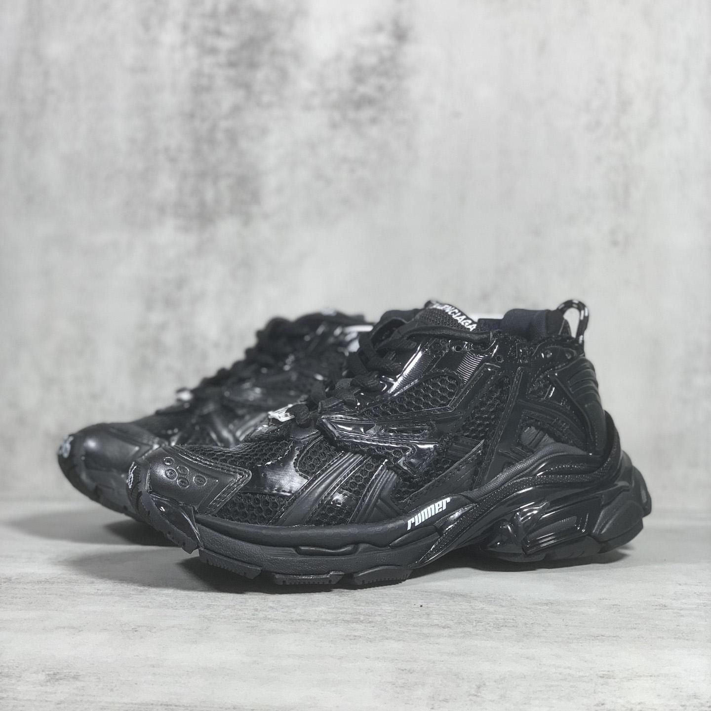 Balenciaga Runner Sneaker In Black - everydesigner