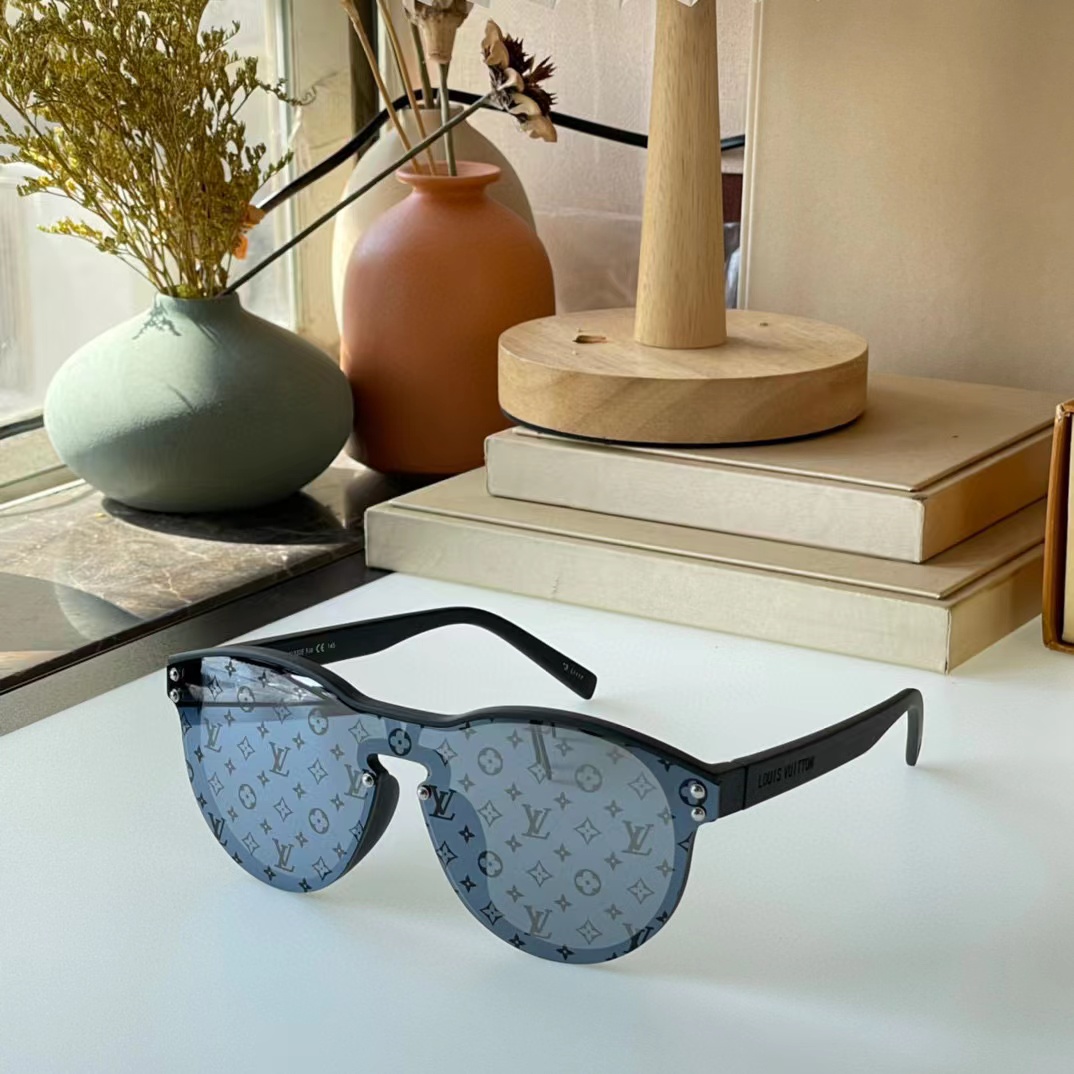 Louis Vuitton LV Waimea Round Sunglasses    - everydesigner