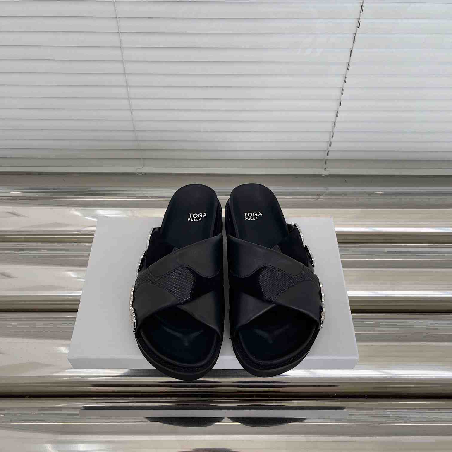 Toga Virilis Slides - everydesigner