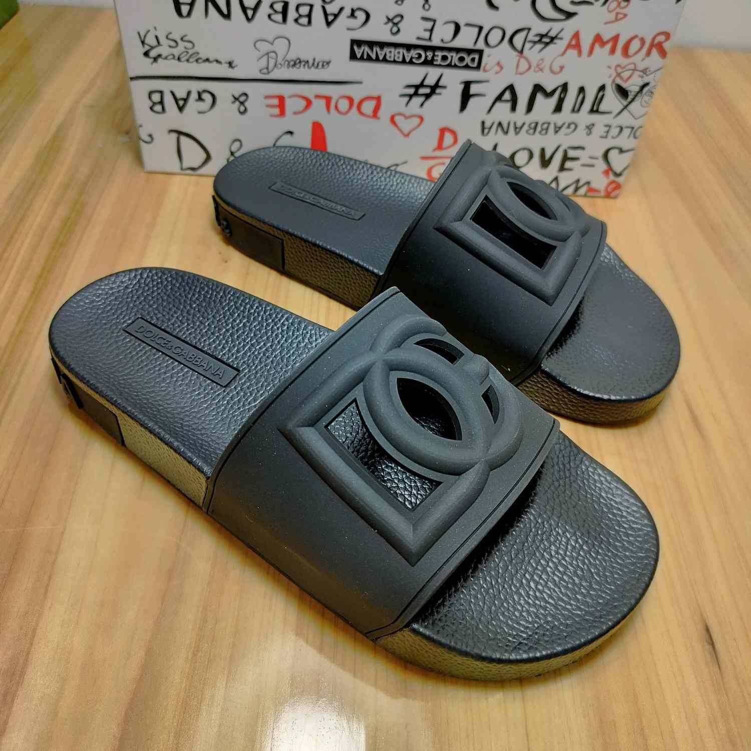 Dolce & Gabbana Rubber Beachwear Slides With DG Millennials Logo - everydesigner