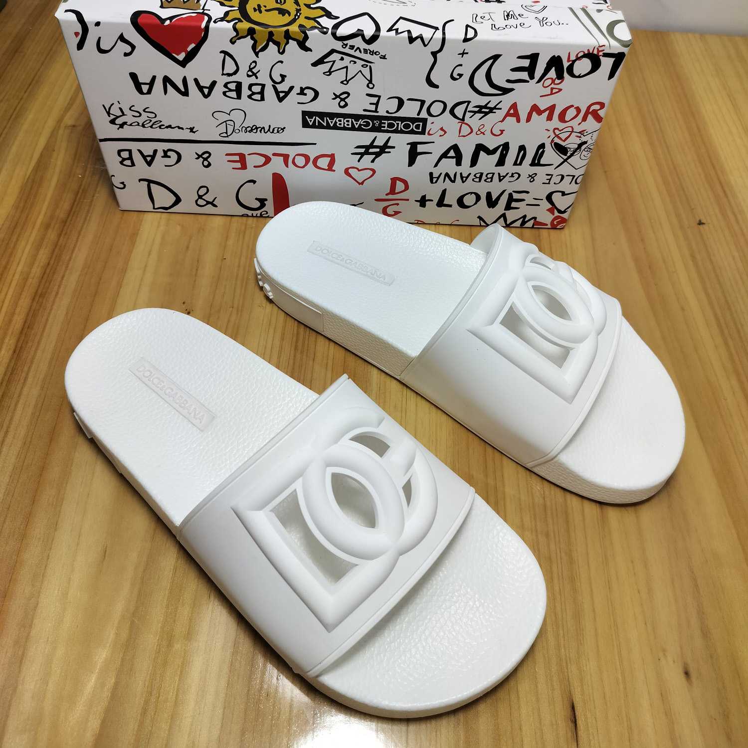 Dolce & Gabbana Rubber Beachwear Slides With DG Millennials Logo - everydesigner