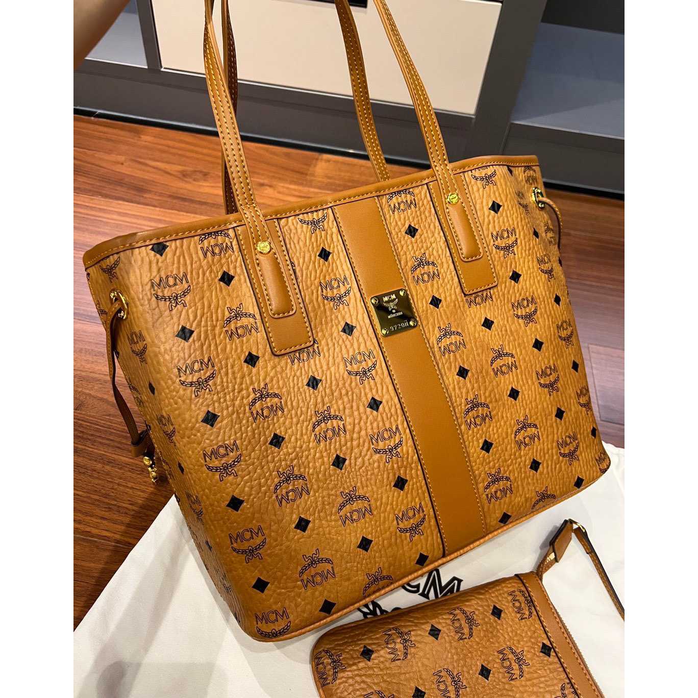 MCM Reversible Liz Shopper In Visetos  - everydesigner