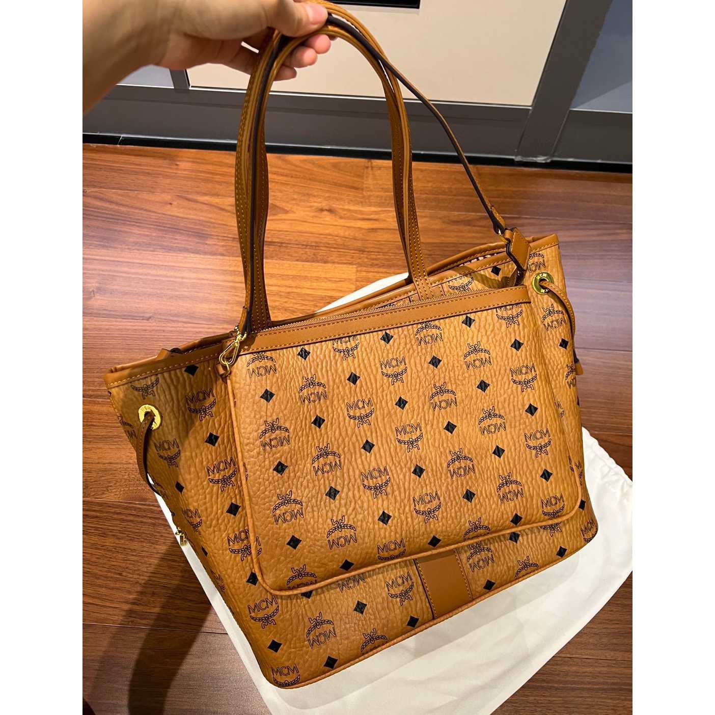 MCM Reversible Liz Shopper In Visetos  - everydesigner