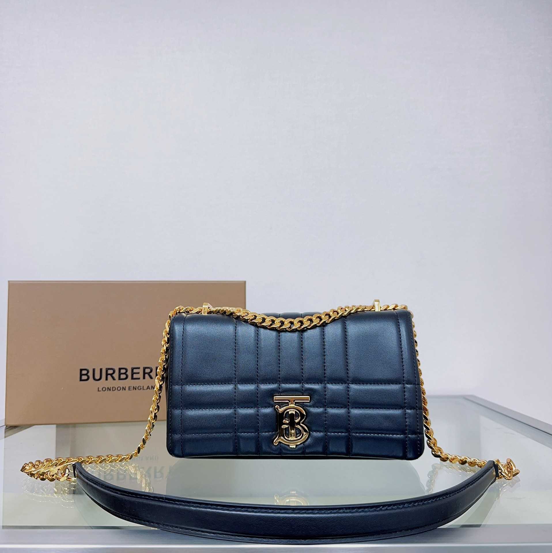 Burberry Quilted Lola Bag (23-6-13cm) - everydesigner