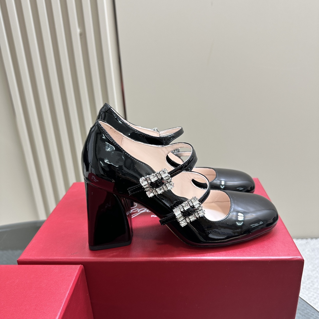 Roger Vivier Trés Vivier Strass Buckle Mini Babies Pumps In Patent Leather - everydesigner