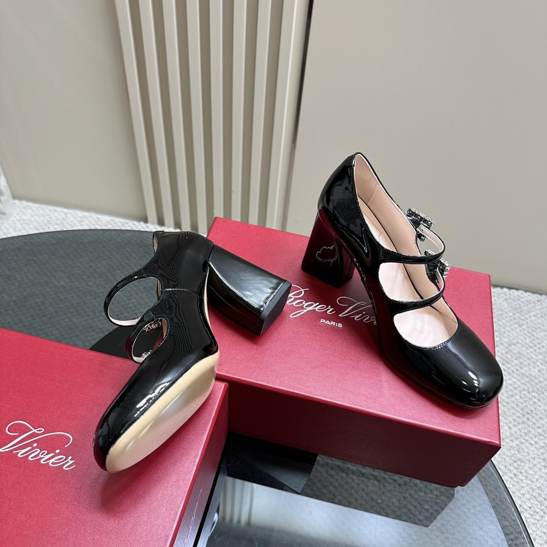 Roger Vivier Trés Vivier Strass Buckle Mini Babies Pumps In Patent Leather - everydesigner