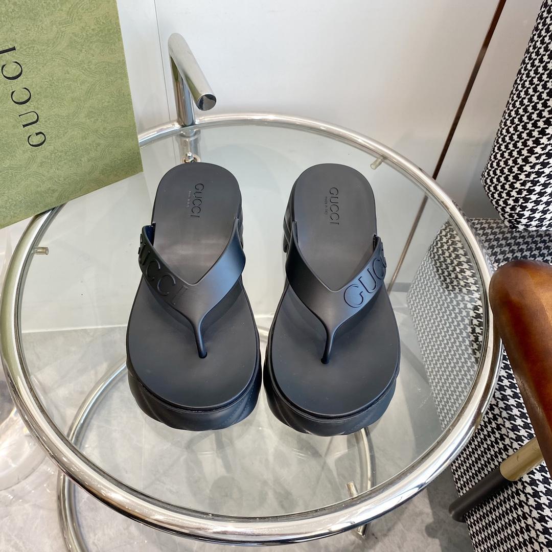 Gucci Rubber Thong Sandals - everydesigner