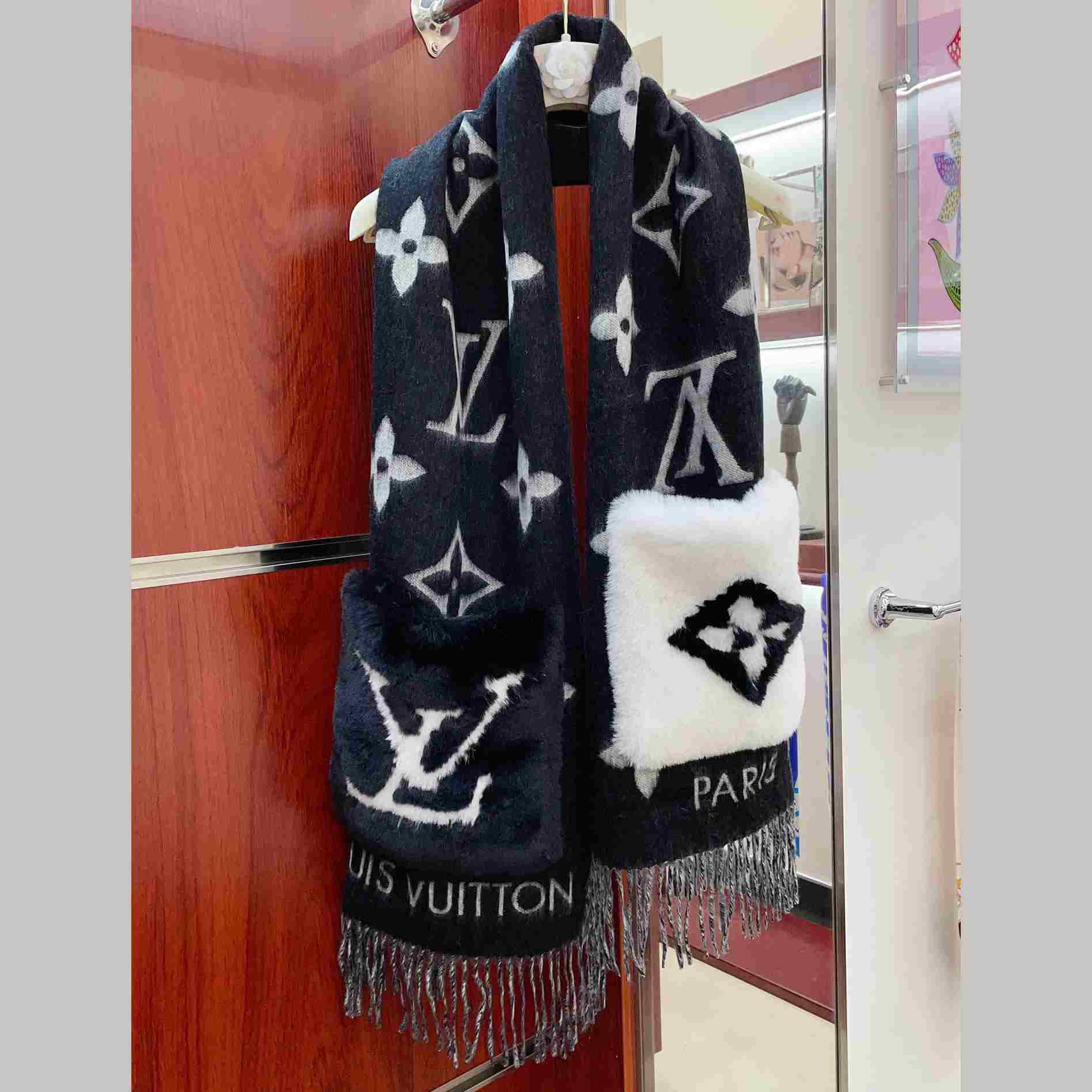 Louis Vuitton Cold Reykjavik Scarf - everydesigner