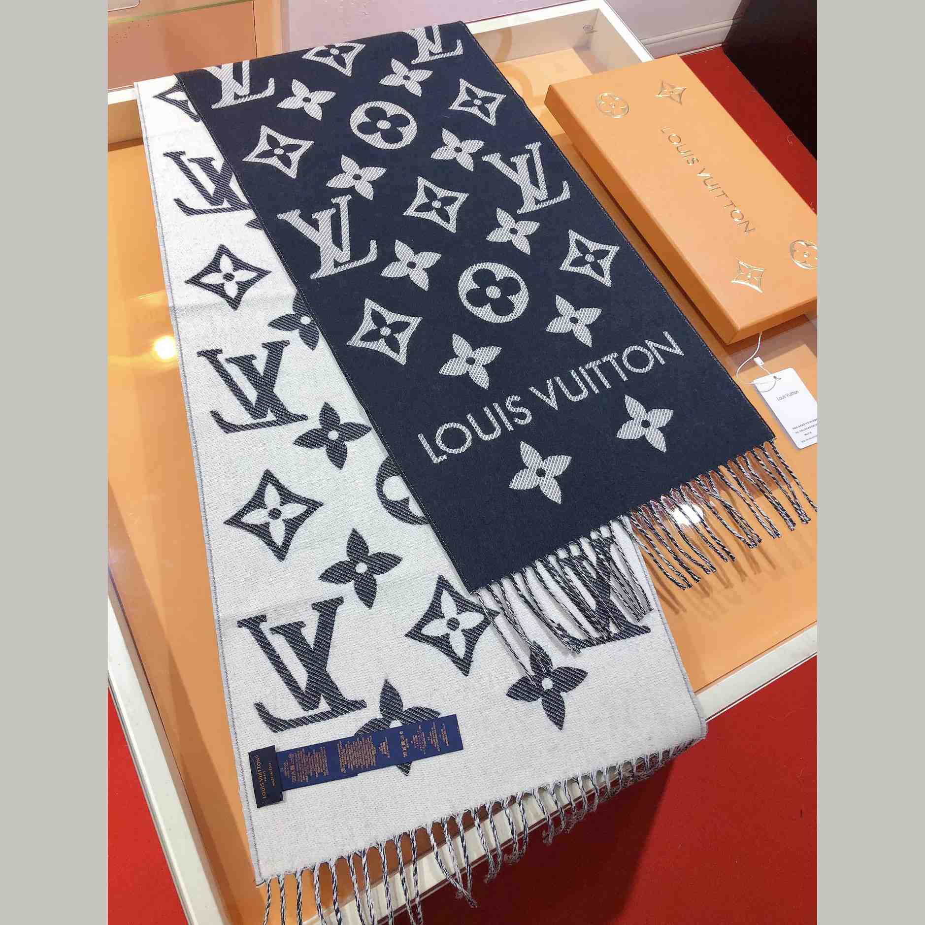 Louis Vuitton LV Essential Scarf - everydesigner