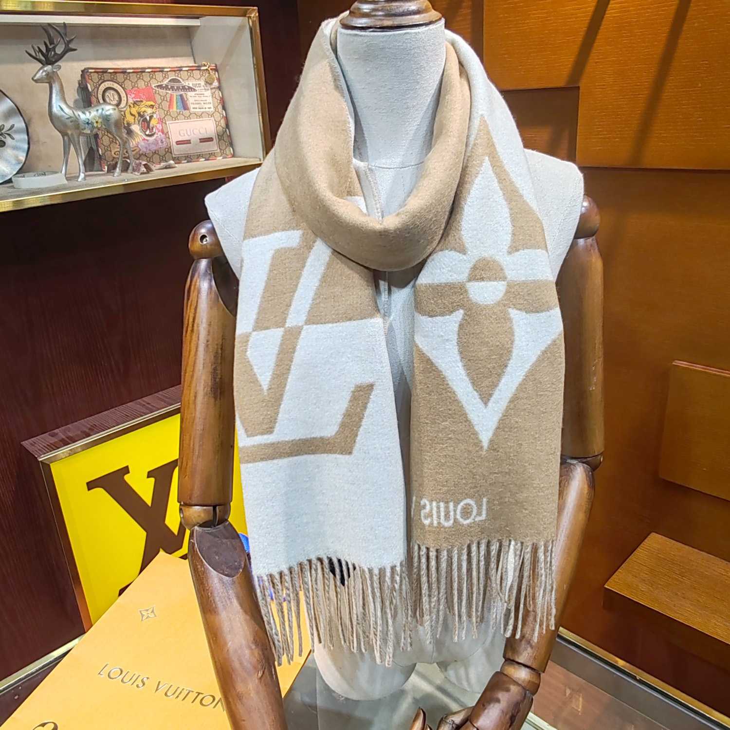 Louis Vuitton Graphic Dual Scarf - everydesigner