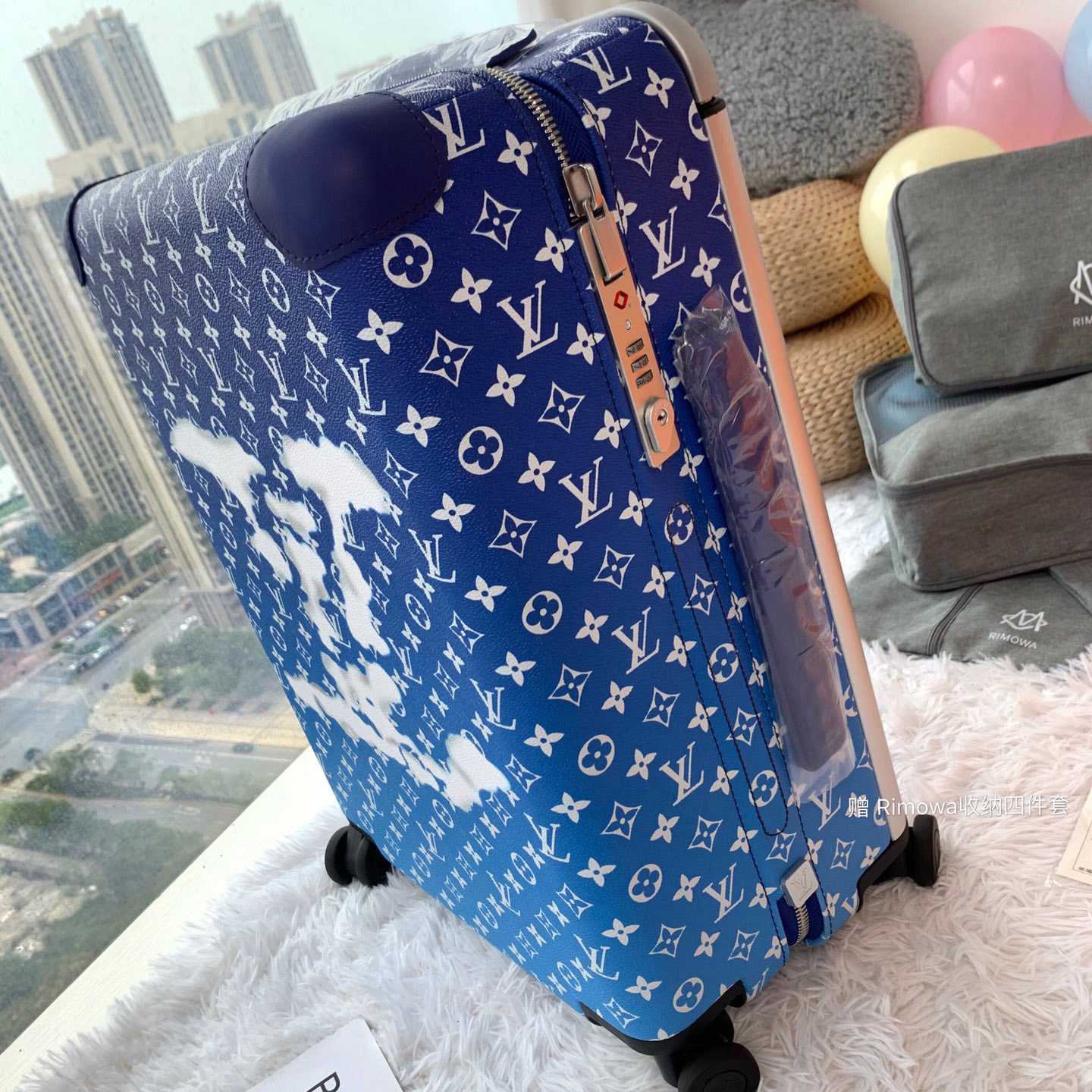 Louis Vuitton Horizon Clouds Monogram 55 Blue - everydesigner