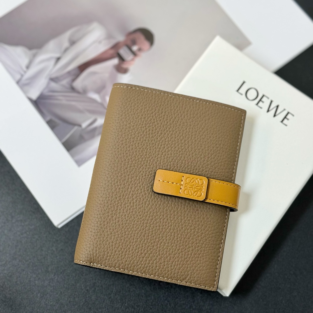 Loewe Medium Vertical Grained-Leather Wallet(14×11cm) - everydesigner