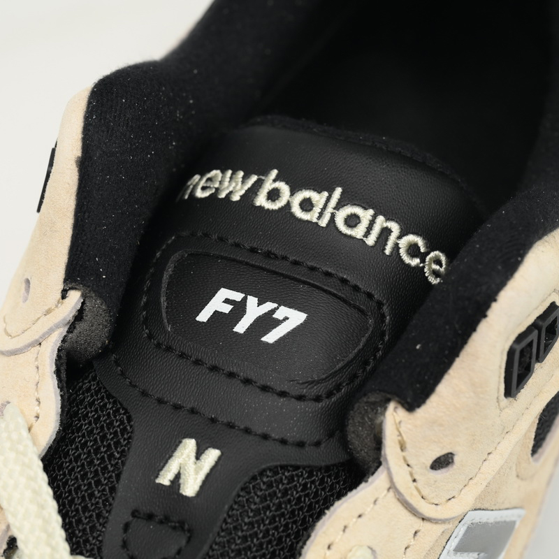 New Balance 992 Beige Black Sneakers      M992NB  - everydesigner