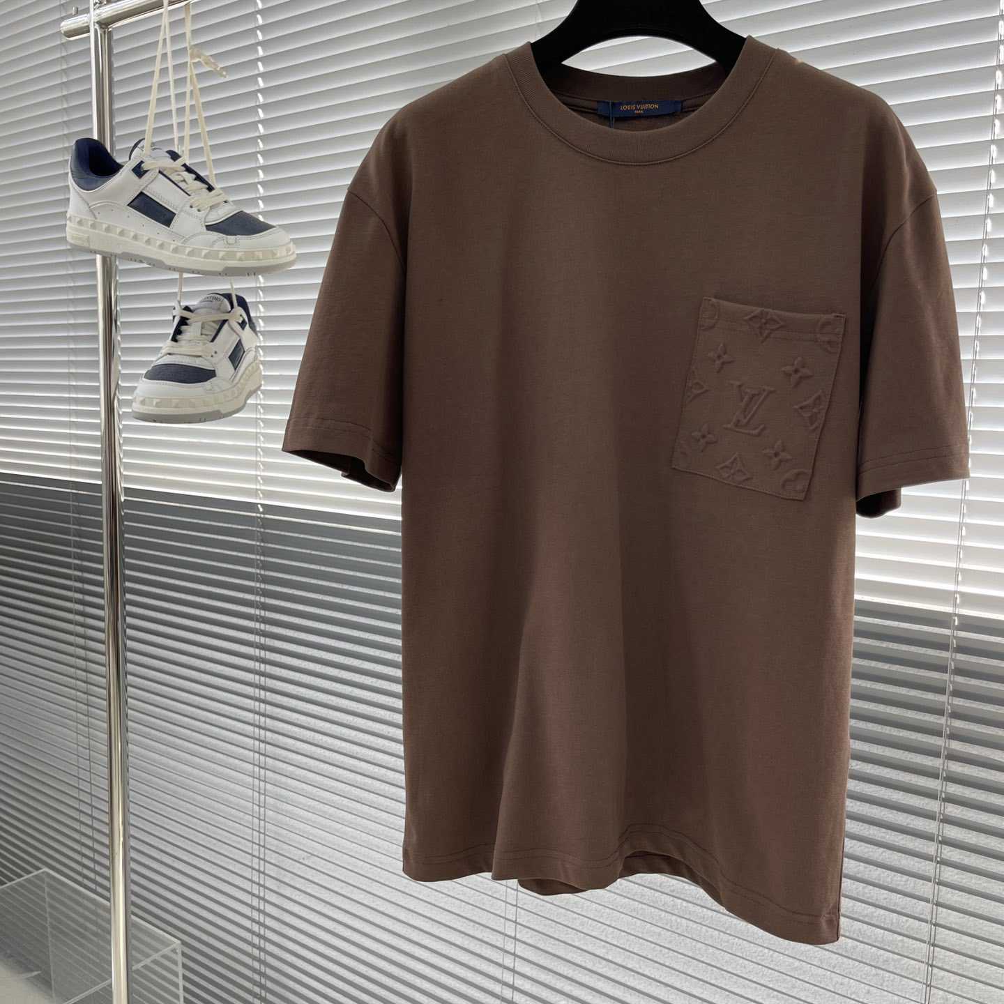 Louis Vuitton Signature Pocket T-Shirt   1AFPT7 - everydesigner