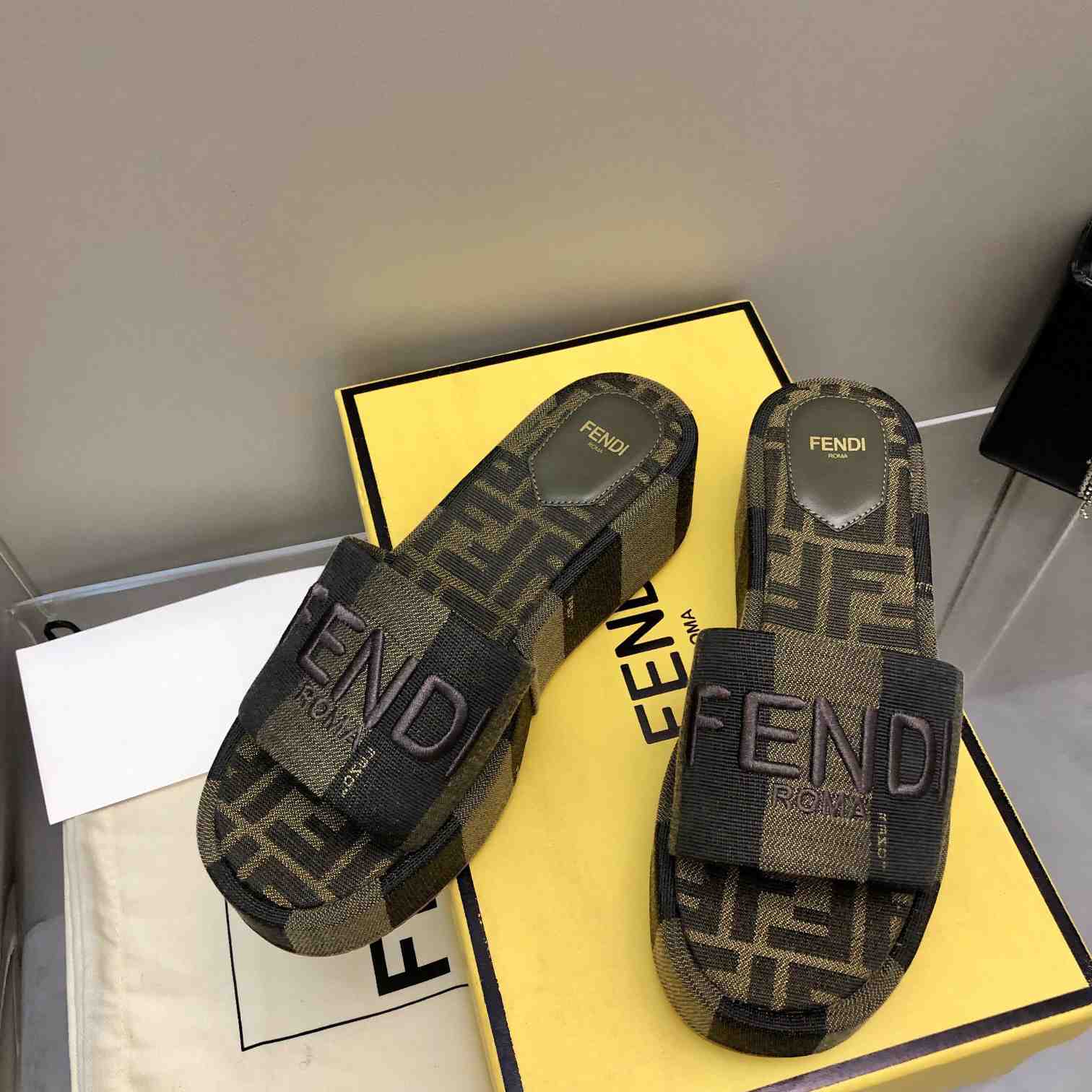 Fendi Sunshine Brown Fabric Flatform Slides - everydesigner