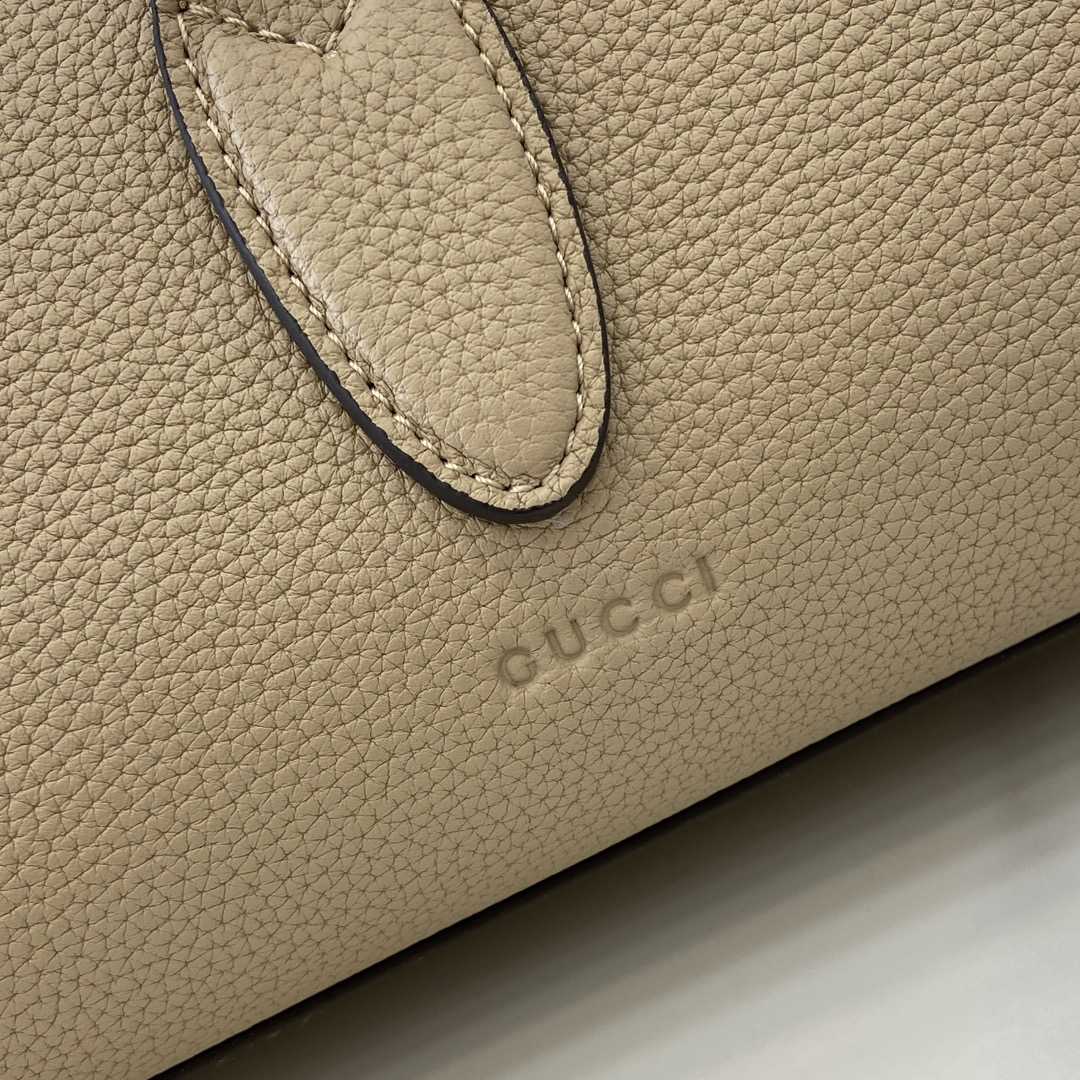 Gucci Medium Tote Bag With Hook Closure - everydesigner