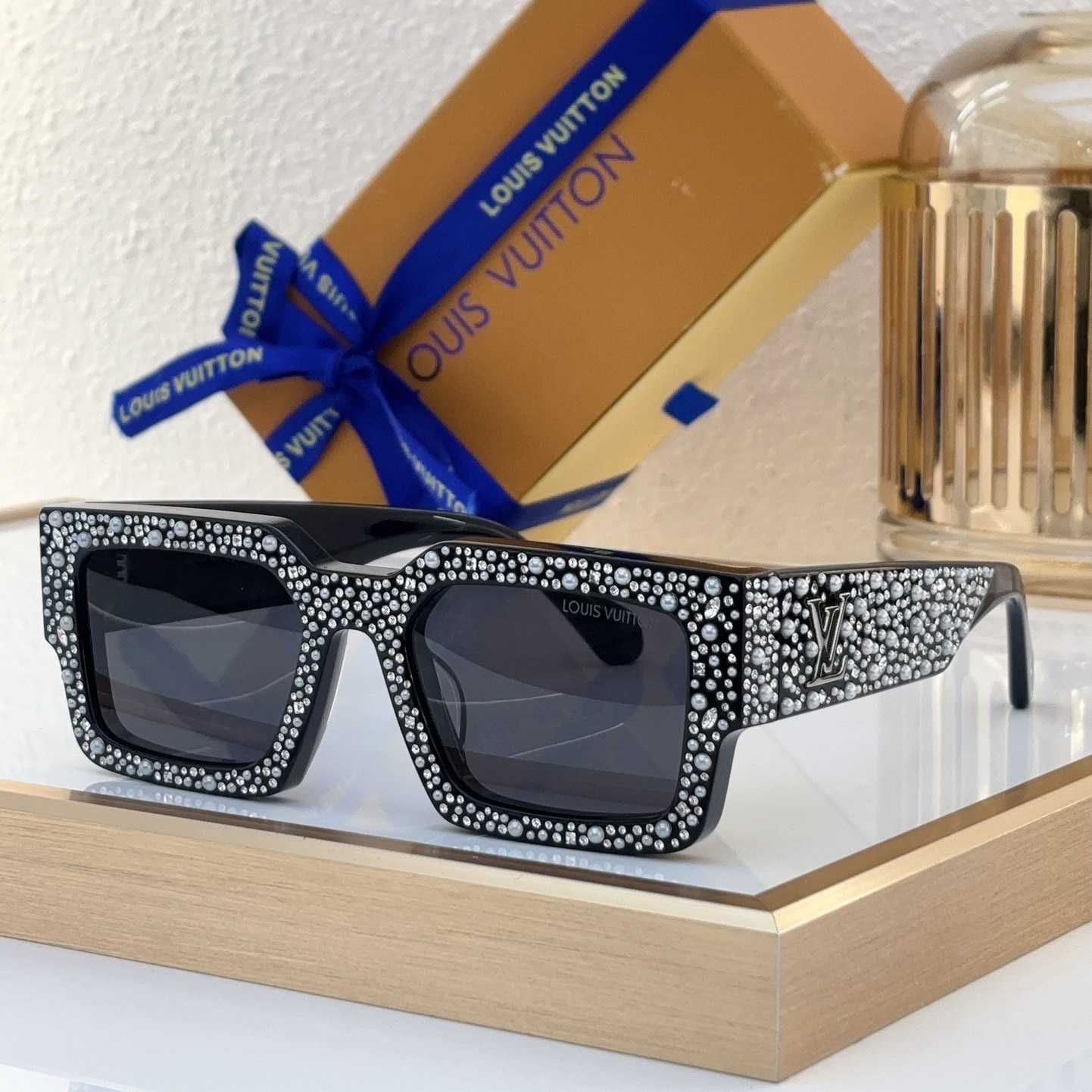 Louis Vuitton LV Clash Pearls & Strass Sunglasses   Z2396W - everydesigner