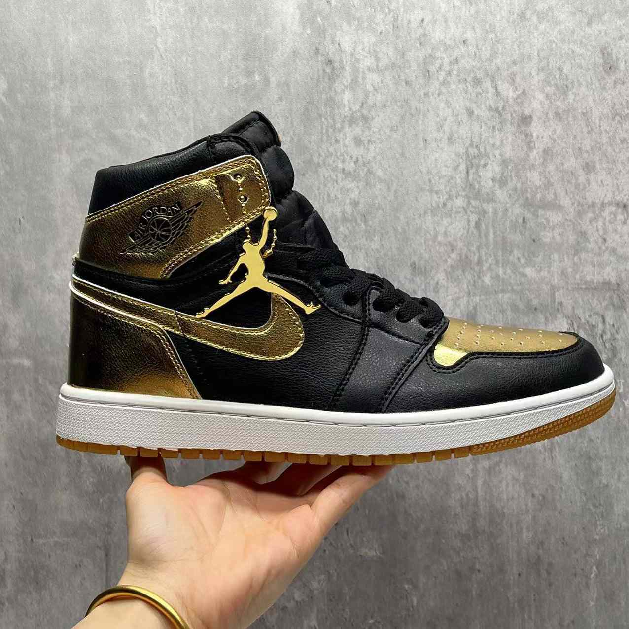 Jordan 1 High OG “Metallic Gold” Sneaker   DZ5485-071 - everydesigner